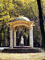Беседка Розовый фонтан в парке дворца в Архангельском