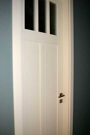 Высокие распашные двери, цвет по RAL 1013 “Oyster white” (жемчужно-белый)