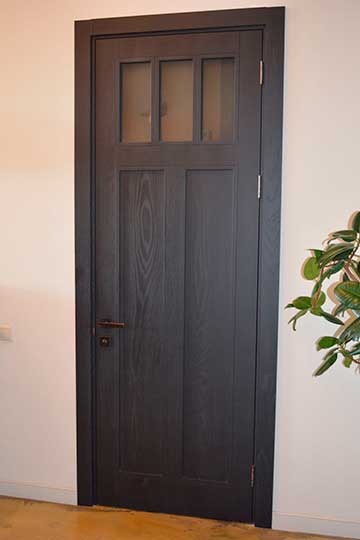 Высокие распашные двери, цвет по RAL 7022 “Umbra grey” (серая умбра)