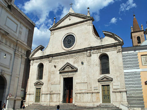 Барочный фасад церкви Санта-Мария дель Пополо