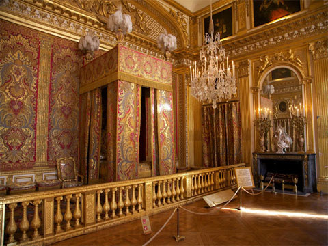 Парадная спальня дворца с камином и кроватью. Версаль