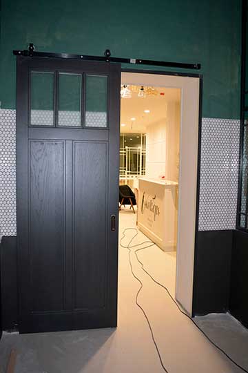 Высокие раздвижные двери, цвет по RAL 7022 “Umbra grey” (серая умбра)” (чёрно-серый)