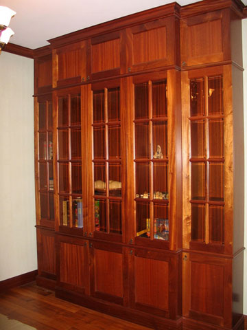Шкаф для книг из массива сапели