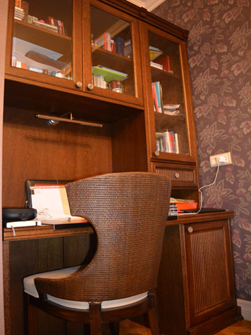 Стол с надстройкой в домашний кабинет