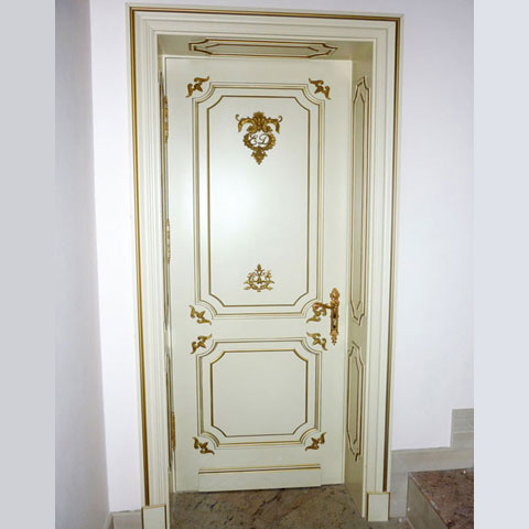 Двери межкомнатные в зал – эмаль с золотой резьбой